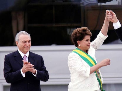 Primeira posse de Dilma Rousseff, que recebe a faixa de Lula ao lado do vice, Michel Temer.