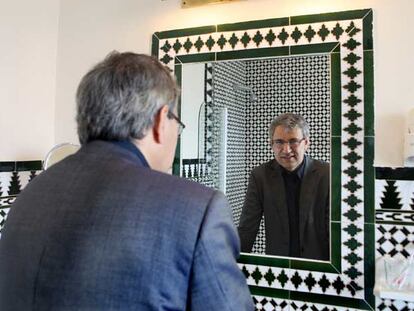 El premio Nobel de Literatura turco Orhan Pamuk ha dicho este sábado que interpondrá nuevas demandas de compensación por los daños que sufrió a partir de sus afirmaciones sobre el genocidio de los armenios en la Primera Guerra Mundia. Esta semana, un tribunal superior de Turquía ha dejado sin efecto una sentencia inferior que negaba a Pamuk, de 56 años, el derecho a reclamar una indemnización. (Texto: REUTERS)