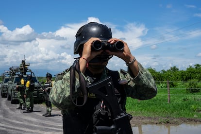 Militar en carretera Apatzingán Aguililla