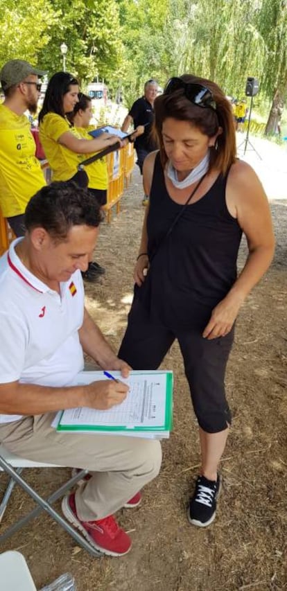 Ana María Díez, junto al presidente de la Federación de Piragüismo, Juan José Román Mangas.