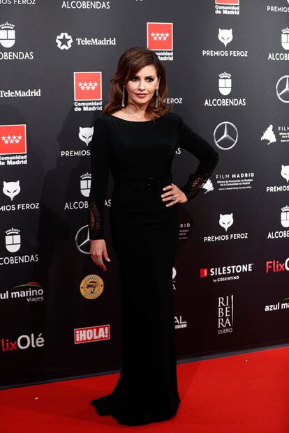 Mónica Cruz acudió con un vestido negro con transparencias en la espalda de Rubén Hernández Costura.