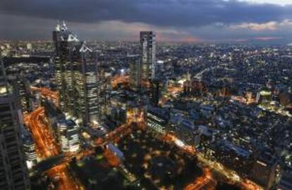 Vista de la ciudad de Tokio iluminada. Las principales compañías eléctricas japonesas, entre ellas la operadora de la central nuclear de Fukushima Tokyo Electric Power (TEPCO), han presentado proyectos para aumentar la capacidad de generación de sus plantas térmicas basadas en el carbón y en otros combustibles fósiles. EFE/Archivo