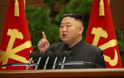 El líder norcoreano, Kim Jong Un, en la reunión del Politburó del Partido de los Trabajadores, el miércoles en Pyongyang.