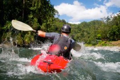 Descenso de aguas bravas en el río Pacuare (Costa Rica).