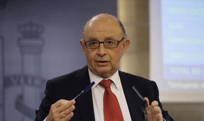 El ministro de Hacienda, Cristóbal Montoro, durante la rueda de prensa posterior a la reunión del Consejo de Ministros ofrecida hoy en el complejo de La Moncloa.