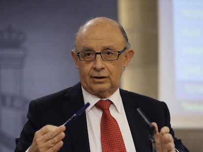 El ministro de Hacienda, Cristóbal Montoro, durante la rueda de prensa posterior a la reunión del Consejo de Ministros ofrecida hoy en el complejo de La Moncloa.