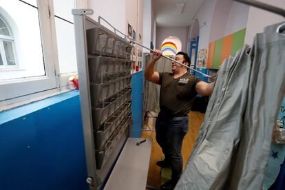 Un operario durante el montaje de la infraestructura electoral en el colegio electoral instalado en el CEIP Pi i Margall de Madrid.