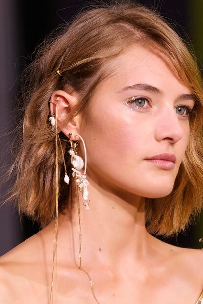 Ondas naturales, un detalle dorado en el pelo y monopendiente XL es el look que propone Zimmermann.