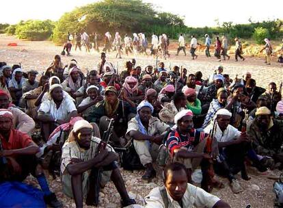 Soldados simpatizantes de la Unión de Tribunales Islámicos se reúnen el martes en las afueras de Mogadiscio.