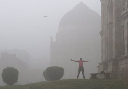 La contaminación se insinuaba incluso hasta el moderno metro subterráneo, cuyas galerías estaban cargadas de humo. En la foto, un hombre hace ejercicio temprano en la mañana en el jardín Lodhi de Nueva Delhi.