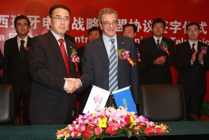 El presidente de China Unicom, Chang Xiaobing, y el presidente de Telefónica, César Alierta, en 2009.