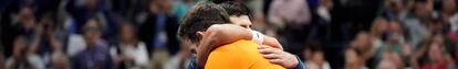 Del Potro y Djokovic se abrazan tras el triunfo del serbio.