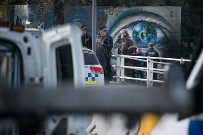 Agentes de la Guardia Urbana en el desalojo del asentamiento.