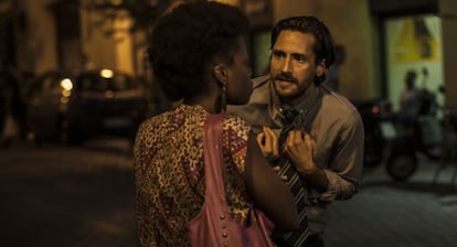 Los intérpretes Juan Diego Botto y Astrid Jones, en agosto de 2014, en un momento del rodaje de 'Hablar' en Madrid.