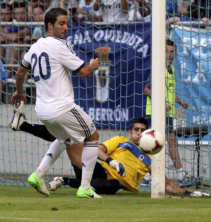 Gonzalo Higuaín intenta el remate a puerta ante el portero del Real Oviedo, Dani Barrio.