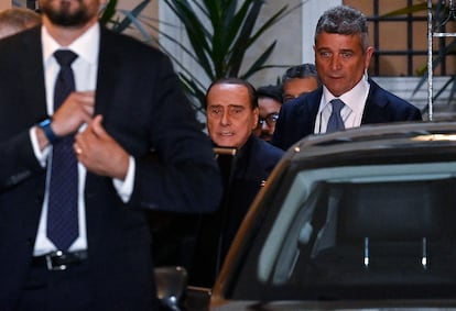 Silvio Berlusconi entra en la sede Hermanos de Italia, este lunes por la tarde.