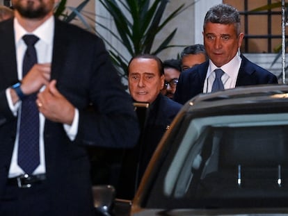 Silvio Berlusconi entra en la sede Hermanos de Italia, este lunes por la tarde.