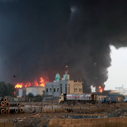 Flames and smoke rise from the site of Israeli air strikes at the port of Hodeidah, Yemen July 21, 2024. REUTERS/Stringer