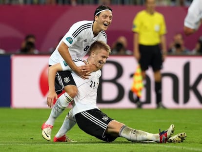 &Ouml;zil felicita a Reus tras su gol.