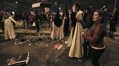 Nazarenos de La Esperanza de Triana, afectados tras sufrir una estampida.