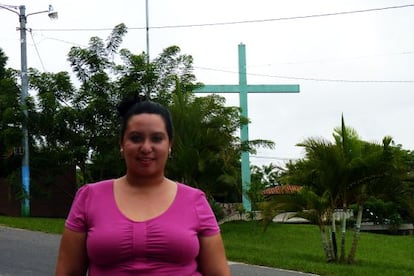 Antonia Portal (Santa Cruz Michapa, 23 años) posa en su localidad natal, Santa Cruz Michapa, donde reside y es responsable de la Unidad de la Mujer. Esta joven salvadoreña insiste en cómo “la religión influyó” en su vida. “Mi abuela y mi mamá siempre me dijeron que las mujeres tienen que aguantar”, relata, pero ella se rebela y se congratula de que ahora en El Salvador se habla más sobre sexualidad y derechos. “Son otros tiempos”, sonríe con el crucifijo tras de ella.
