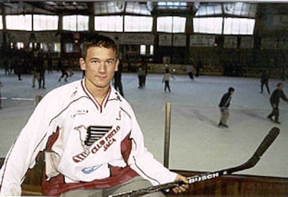 Iván Gracia posa en el palacio de hielo de Jaca.