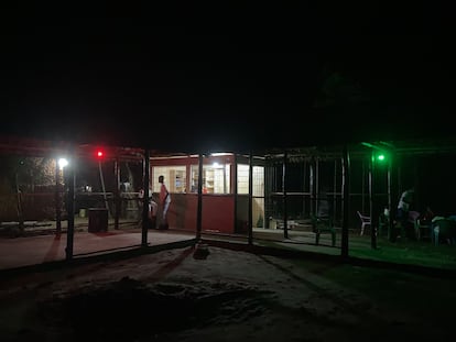 El bar de la zona de casas de adobe donde viven Grace y Robert, el 25 de diciembre de 2024.