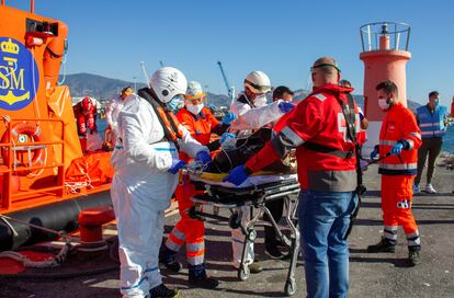 Miembros de servicios de rescate y de la Cruz Roja española atienden la llegada de 39 migrantes, entre ellos dos mujeres y una niña, al puerto de Motril (Granada), que viajaban en una patera en el mar de Alborán.