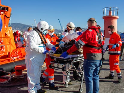 Miembros de servicios de rescate y de la Cruz Roja española atienden la llegada de 39 migrantes, entre ellos dos mujeres y una niña, al puerto de Motril (Granada), que viajaban en una patera en el mar de Alborán.