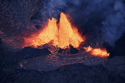 La lava del volcán Kilauea ha cubierto este domingo un pozo potencialmente explosivo en una planta geotérmica y avanza hacia otro, según fuentes oficiales. Se espera que la lava continúe su camino por las instalaciones de la central, cerrada desde que el volcán entró en erupción, según el Servicio Geológico de Estados Unidos. En la imagen, enormes ríos de lava serpentendeando hacia el mar en Puna, Pahoa, en Hawái.