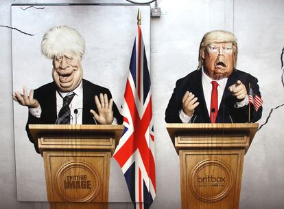 Cartel del programa satírico de la televisión británica 'Spitting Image', con las figuras de Boris Johnson (a la izquierda) y Donald Trump, en el metro de Londres.