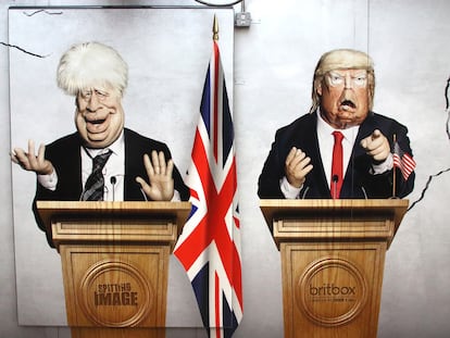 Cartel del programa satírico de la televisión británica 'Spitting Image', con las figuras de Boris Johnson (a la izquierda) y Donald Trump, en el metro de Londres.