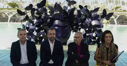 De derecha a izquierda, Elena Tejedor, de la Fundaci&oacute;n Hortensia Herrero; Manolo Vald&eacute;s; Javier Molins, comisario de la exposici&oacute;n; y Enrique Vidal, director de la Ciudad de las Artes y las Ciencias.