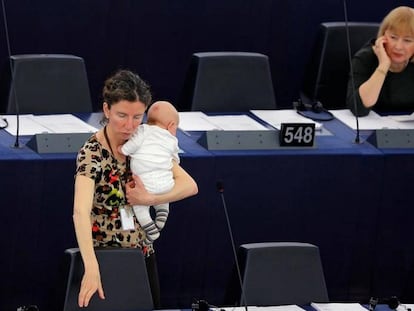 La diputada Anneliese Dodds, de Reino Unido, carga a su bebe mientras vota en la sesión del Parlamento Europeo en Estrasburgo (Francia, 14 de abril de 2016)