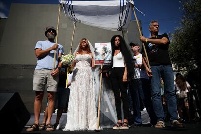 Una de las rehenes israelíes liberadas en Gaza, Ilana Gritzewsky, se casó simbólicamente con su novio, Matan Zangauker, que sigue cautivo en la Franja, el 17 de agosto de 2025 en Tel Aviv.