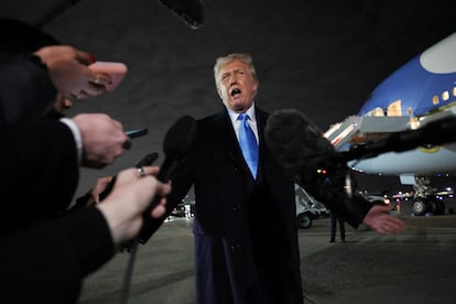 El presidente de EE UU Donald Trump contesta a los periodistas en el Joint Base Andrews en Maryland.