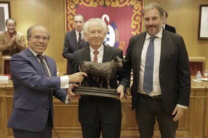 De izquierda a derecha, Javier López-Galiacho, Albert Boadella y Joaquín Vidal, hijo.