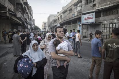 Uma família abandona o bairro de Shiyahiya em Gaza, em 20 de julho de 2014.