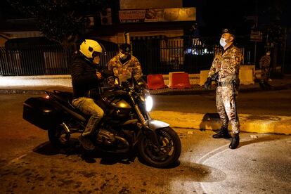 Una pareja de militares controla el cumplimiento del toque de queda en el extrarradio de Nápoles.