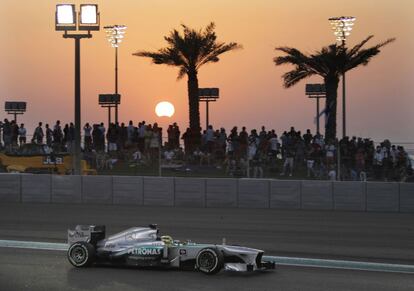 Abu Dabi, Gran Premio de F&oacute;rmula 1. El piloto alem&aacute;n Nico Rosberg conduce su veh&iacute;culo mientras el p&uacute;blico se gira para ver el eclipse. 