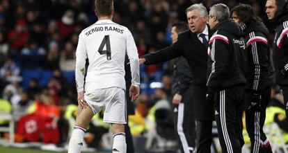 Sergio Ramos se retira por un pinchazo en el muslo