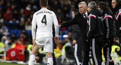 Sergio Ramos se retira por un pinchazo en el muslo 