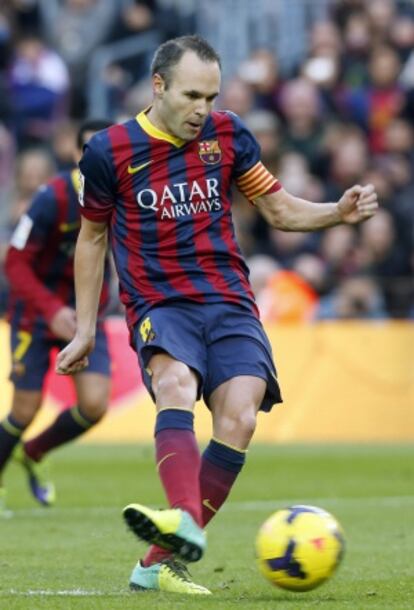 Iniesta lanza un penalti en un partido de esta temporada.