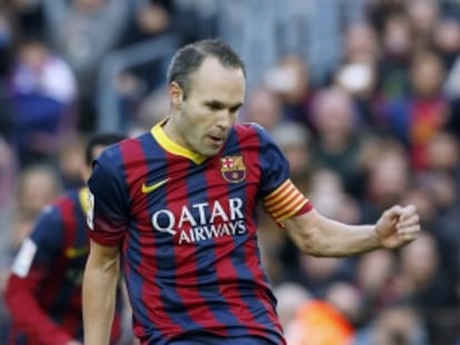 Iniesta lanza un penalti en un partido de esta temporada.