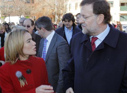 Miriam Rabaneda conversa con Mariano Rajoy.