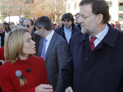 Miriam Rabaneda conversa con Mariano Rajoy.