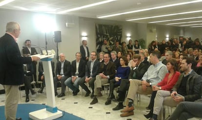 Javier Arenas ante Soraya Sáenz de Santamaría y Alfonso Alonso en Bilbao.
