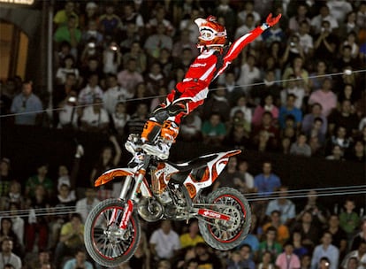 Una de las piruetas de un participante en la gira Red Bull X Fighters, que ayer llegó a Las Ventas.