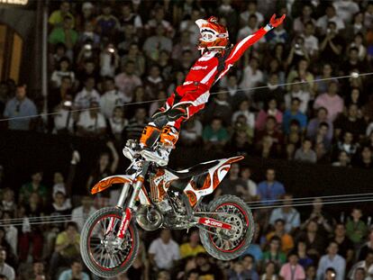 Una de las piruetas de un participante en la gira Red Bull X Fighters, que ayer llegó a Las Ventas.