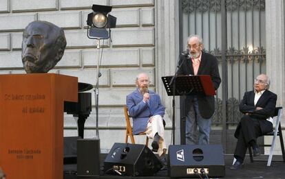 El poeta de la generación de los 50 Ángel González pronuncia unas palabras en presencia de los también poetas de esta generación, José Manuel Caballero Bonald (i) y Francisco Brines, junto a una escultura de Antonio Machado, durante el homenaje al poeta sevillano celebrado en la Biblioteca Nacional, en Madrid el 19 de mayo de 2007.